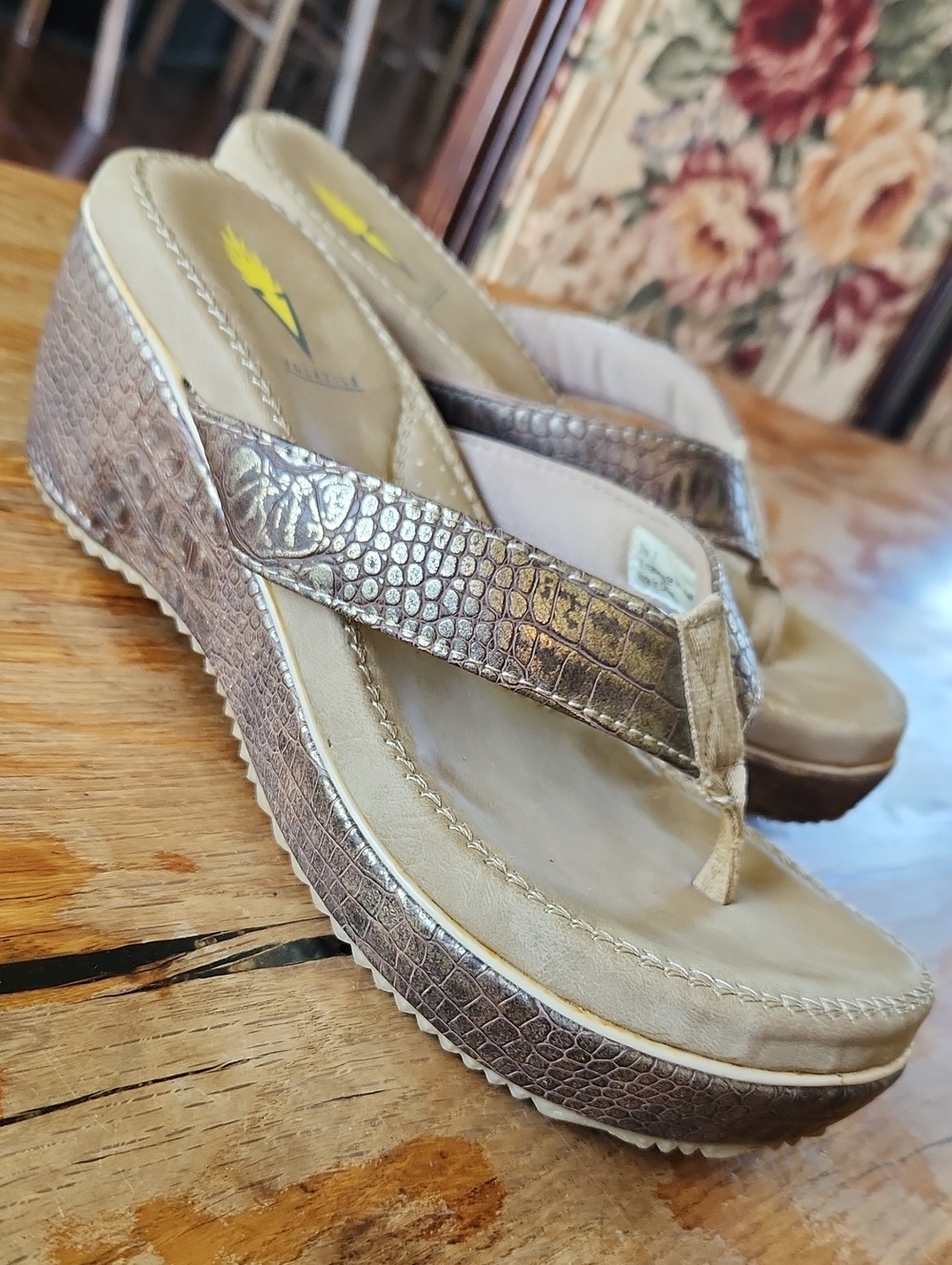 Volatile Croc Embossed Metallic Wedge Thong Flip Flop Platform Sandals Size 7